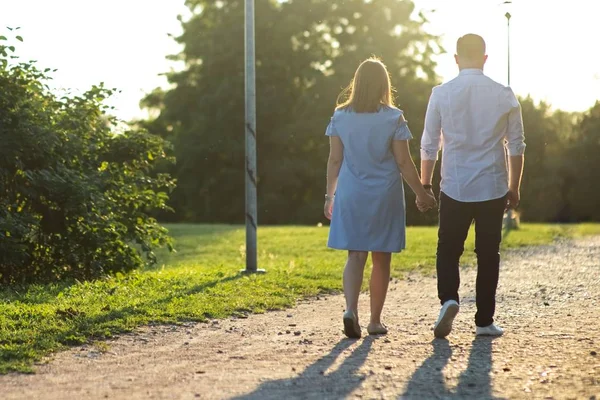 Paar läuft durch grasbewachsene und grüne Straße — Stockfoto