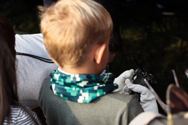 A boy with gun. Little boy holding real gun in the hand. Happy boy with pistol — Stock Photo, Image