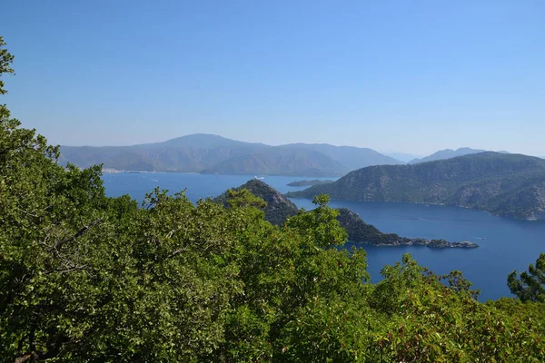 Dağın tepesinden deniz koyunun manzarası