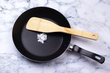 Hindistan cevizi yağı ve tavada spatula.