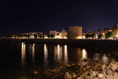 Alghero sokaklarında yürüyüş