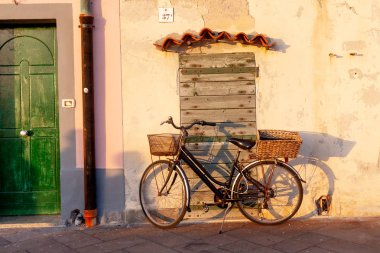 Alghero sokaklarında yürüyüş
