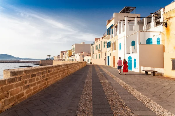 Alghero sokaklarında yürüyüş