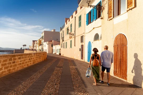 Alghero sokaklarında yürüyüş