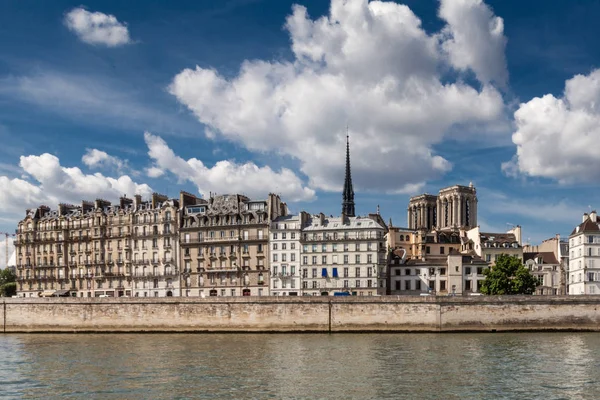 Spacerując Ulicach Paryża Wzdłuż Sekwany — Zdjęcie stockowe