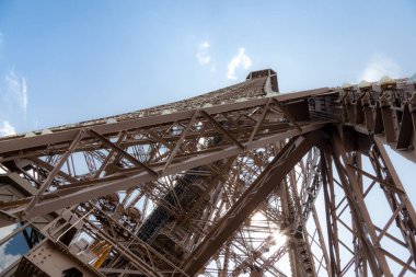 Paris, Tour Eiffel sokaklarında yürüyüş