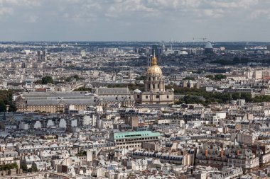 Paris, panorama eiffel Tower sokaklarında yürürken