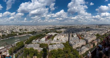Paris, panorama eiffel Tower sokaklarında yürürken