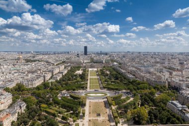 Paris, panorama eiffel Tower sokaklarında yürürken