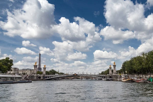Περπατώντας Στους Δρόμους Του Παρισιού Κατά Μήκος Του Σηκουάνα Γεφυρα — Φωτογραφία Αρχείου