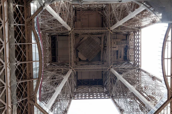 walking through the streets of Paris, Tour Eiffel