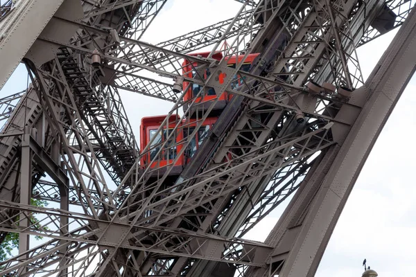 walking through the streets of Paris, Tour Eiffel