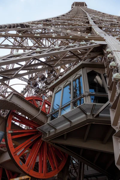 walking through the streets of Paris, Tour Eiffel