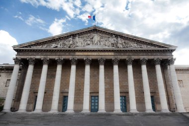 Paris sokaklarında yürürken, Arc de Trionphe du atlıkarınca