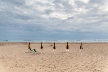 Sahilde sonbaharda gezinme