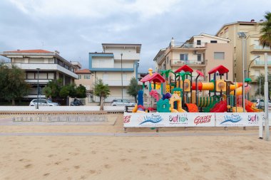 Sahilde sonbaharda gezinme