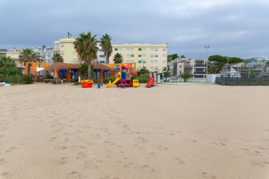 Sahilde sonbaharda gezinme