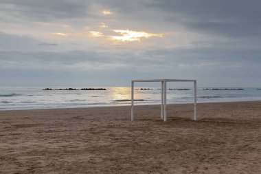 Sahilde sonbaharda gezinme