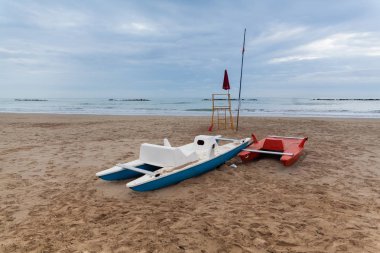 Sahilde sonbaharda gezinme