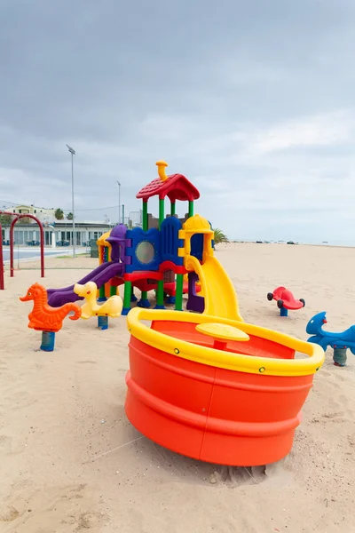 Sahilde sonbaharda gezinme