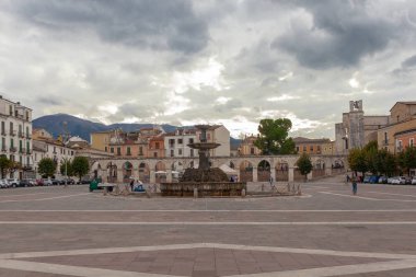 Sokakları Sulmona, Garibaldi Meydanı yürüme