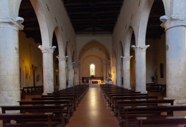 Sulmona kilise Santa Maria della Tomba sokakları yürüyüş