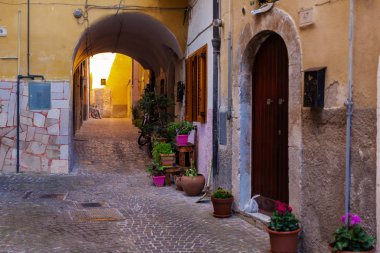Bir Sulmona sokakları yürüyüş