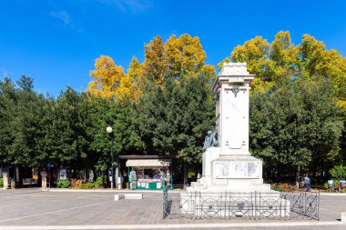 Sulmona Villa Comunale sokakları yürüyüş