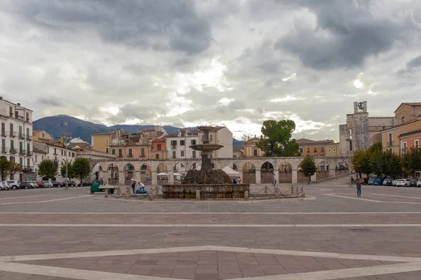 Sokakları Sulmona Garibaldi Meydanı Yürüme — Stok fotoğraf