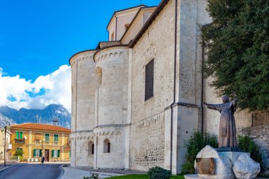 Bir Sulmona, Duomo di San Panfilo sokakları yürüyüş