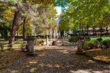 Sulmona Villa Comunale sokakları yürüyüş