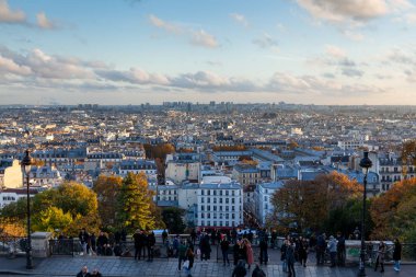 Paris Montmartre Kilisesi sokaklarında yürüyüş