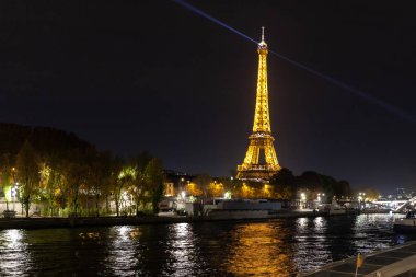 Eyfel Kulesi Paris sokaklarında yürürken gecede