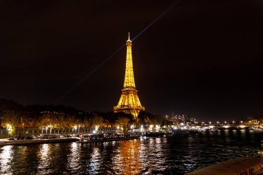 Eyfel Kulesi Paris sokaklarında yürürken gecede