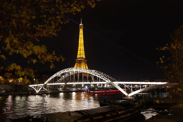 Eyfel Kulesi Paris Sokaklarında Yürürken Gecede — Stok fotoğraf