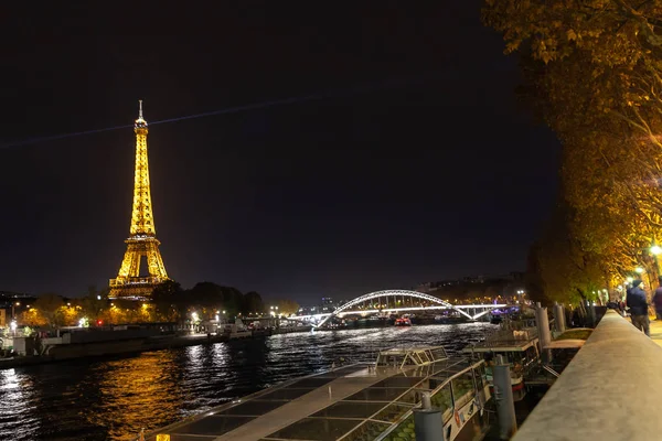 Nocy Się Ulicami Paryża Wieża Eiffla — Zdjęcie stockowe