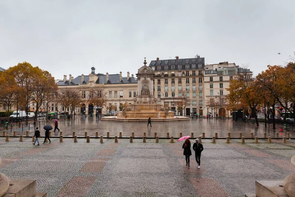 Onder Regen Wandelen Door Straten Van Parijs Plaats Sain Suplice — Stockfoto