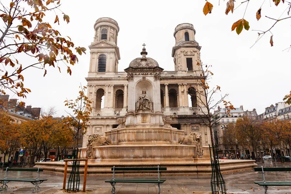 Sotto Pioggia Passeggiando Strade Parigi Luogo Sain Suplice — Foto Stock