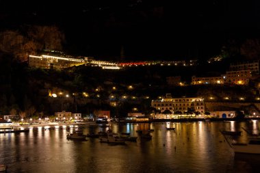 Amalfi Noel ışığında bir gecede