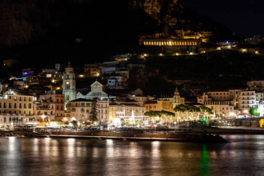 Amalfi Noel ışığında bir gecede