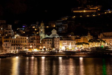 Amalfi Noel ışığında bir gecede
