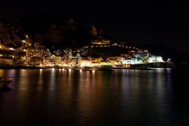 Amalfi Noel ışığında bir gecede