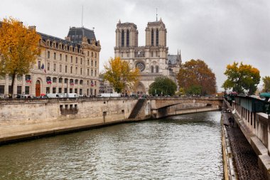 Paris, Ile, Notre Dame sokaklarında yürürken yağmur altında