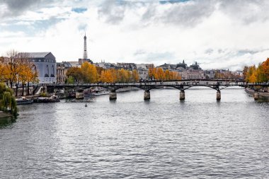 Paris, Ile, Notre Dame sokaklarında yürürken yağmur altında