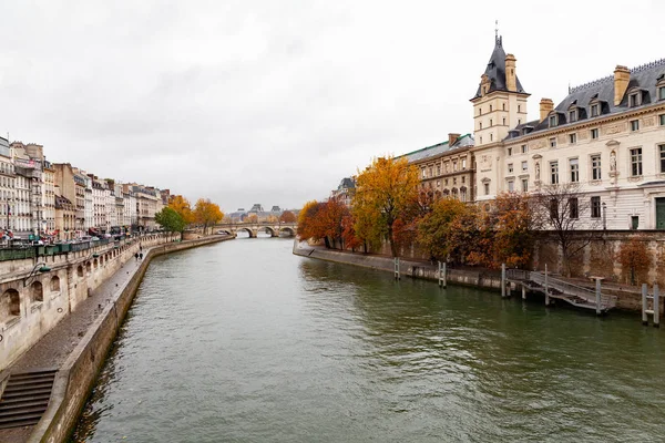 Paris Ile Notre Dame Sokaklarında Yürürken Yağmur Altında — Stok fotoğraf