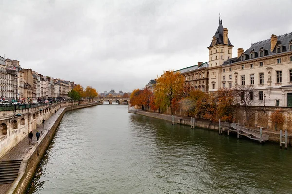 Paris Ile Notre Dame Sokaklarında Yürürken Yağmur Altında — Stok fotoğraf