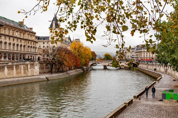 Paris Ile Notre Dame Sokaklarında Yürürken Yağmur Altında — Stok fotoğraf