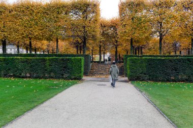yağmur altında des Marigny Paris, jardin sokaklarında yürüyüş