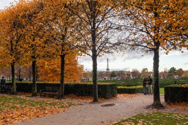 yağmur altında des Marigny Paris, jardin sokaklarında yürüyüş
