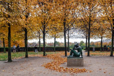 yağmur altında des Marigny Paris, jardin sokaklarında yürüyüş